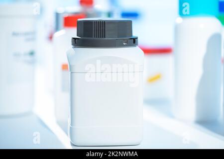 Contenitore in plastica per la conservazione di prodotti chimici e additivi alimentari Foto Stock