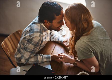 E tu sei entrato nella mia vita, allora tutto aveva senso. Scatto di una giovane coppia che passa il tempo insieme in un caffè. Foto Stock