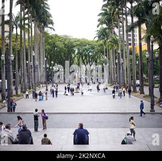 Meandri urbani di mezzogiorno. Scatto di un quadrato occupato. Foto Stock