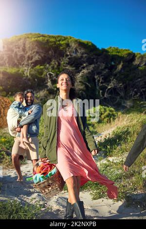 Gioia estiva. Scatto di una famiglia che trascorre la giornata all'aperto. Foto Stock