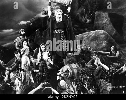 JOHN DEREK DEBRA PAGET YVONNE DE CARLO e CHARLTON HESTON nei DIECI COMANDAMENTI 1956 regista CECIL B. DeMILLE Motion Pictures Associates / Paramount Pictures Foto Stock