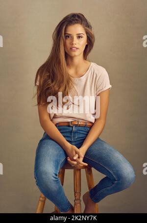 Siete stati fatti per cose molto più belle. Studio girato di una bella giovane donna in posa in studio. Foto Stock