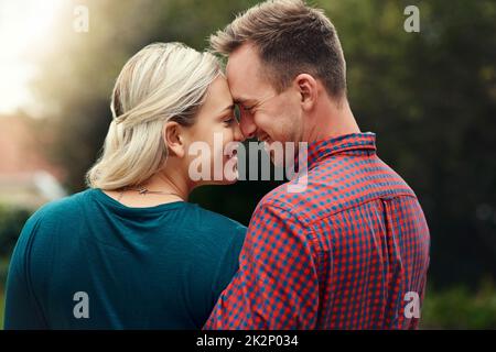 Puoi dire a theyre con gioia nell'amore. Scatto di una giovane coppia affettuosa che passa il tempo di qualità insieme all'aperto. Foto Stock