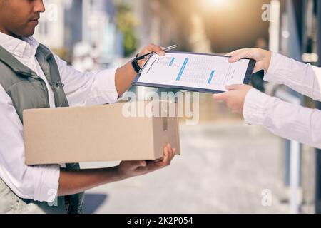 Questo pacchetto è stato firmato per. Scatto di un addetto alla consegna che consegna una clipboard. Foto Stock