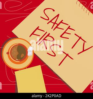 Didascalia di testo che presenta prima la sicurezza. Concetto che significa evitare qualsiasi rischio inutile vivere in sicurezza prestare attenzione alla tazza seduta sulla scrivania con notebook che rappresenta uno spazio di lavoro rilassato. Foto Stock