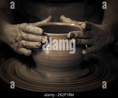 lavorare sulla ruota del vasaio ritratto frammentario Foto Stock