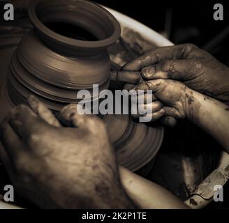 lavorare sulla ruota del vasaio ritratto frammentario Foto Stock