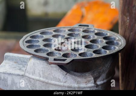 Padella di ferro per preparare dessert tailandesi, deliziosi dessert thailandesi, menu di dessert fritti, dolce fragrante latte di cocco Foto Stock