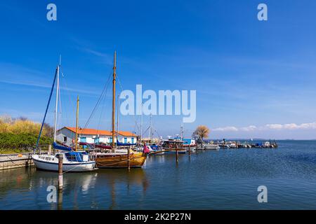 Vista sul porto Neuendorf sull'isola di Hiddensee, Germania Foto Stock