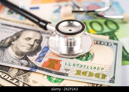 Stetoscopio su dollari USA e banconote in euro, finanza, conto, statistiche, dati di ricerca analitica e business Company Medical Health meeting Concept Foto Stock
