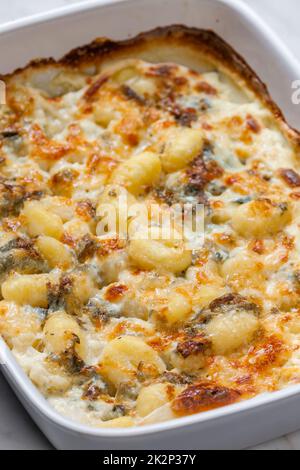 gnocchi al forno con formaggio blu Foto Stock