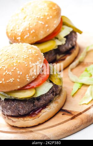 hamburger fatto in casa con cetriolo e pomodoro Foto Stock