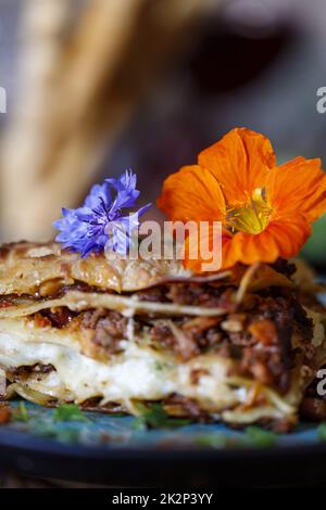 Lasagna di fresco su una piastra di colore blu Foto Stock