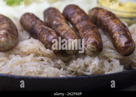 salsicce di norimberga alla griglia con sauerkraut Foto Stock