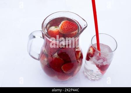 Bevanda alla fragola in una caraffa Foto Stock