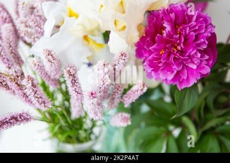 Bel bouquet di diversi bellissimi fiori. Il concetto del lavoro di un fioraio in un negozio di fiori. Foto Stock