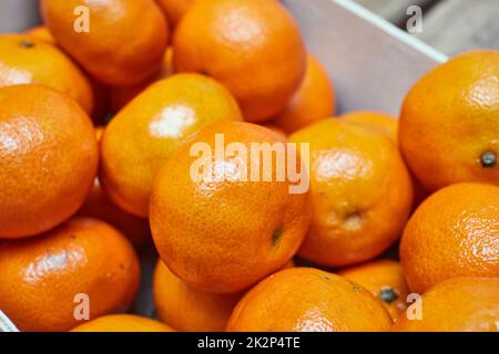 Tangerini in una scatola Foto Stock