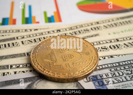 Oro bitcoin su banconote in dollari USA per cambio elettronico mondiale di denaro virtuale, blockchain, criptovaluta Foto Stock