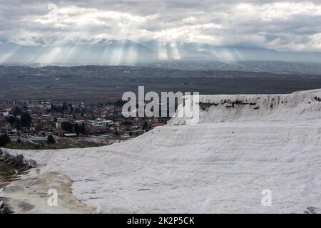Luce del sole che piercing attraverso le nuvole e colpire le montagne Foto Stock