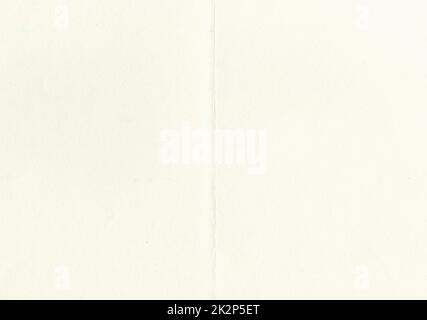 Grande immagine dello sfondo a grana carta piegato a metà con fibra a grana fine invecchiata e non patinata e particelle di polvere di colore giallo beige chiaro liscio con spazio di copia per sfondi o disegni di testo Foto Stock