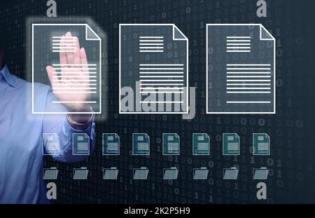 la mano femminile controlla i documenti su uno schermo olografico. Il concetto di controllo della conformità Foto Stock