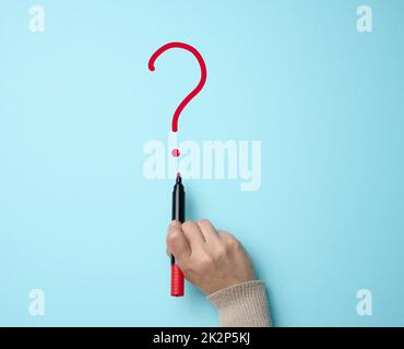 Punto interrogativo disegnato a mano con un marcatore rosso su sfondo blu. Cercare una risposta, trovare la verità Foto Stock