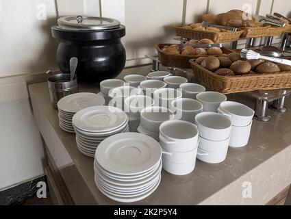 Stoviglie in ceramica bianca pura per tè o caffè Foto Stock