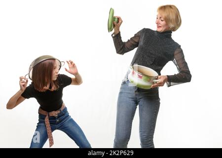 Mamma e figlia si divertono con gli utensili da cucina Foto Stock