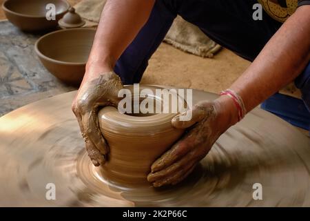 Il vasaio indiano mani al lavoro, Shilpagram, Udaipur, Rajasthan, India Foto Stock