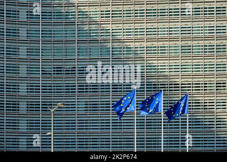 Bandiere dell'UE davanti alla Commissione europea Foto Stock