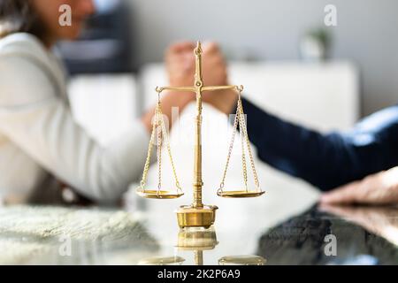 Due persone che competono nella lotta legale in tribunale Foto Stock