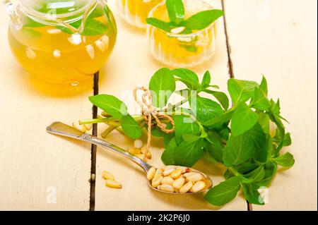 Tradizionale araba alla menta e pinoli tea Foto Stock