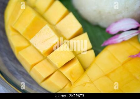 Primo piano Dolce Barracuda Mango servito su foglie di banana con riso appiccicoso e latte di cocco. Foto Stock