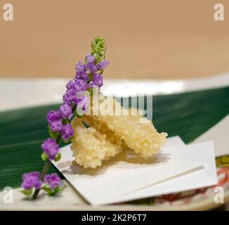 Tempura di pesce servita su piastra di ceramica decorata con fiore di tartaruga e foglie di bambù. Menu di antipasti Omakase al Ristorante Giapponese Sushi. Foto Stock