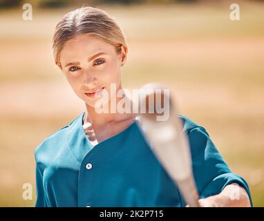 Baseball, softball sport e donna con mazza pronta per la partita o la partita sul campo o sul campo all'aperto. Esercizio, fitness e sport ritratto di allenamento Foto Stock