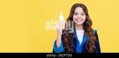 ragazza bambino sorridente naso chiuso libero. coronavirus. contro naso che cola e allergia. miglior rimedio. Poster orizzontale del lato bambino isolato, intestazione del banner Foto Stock