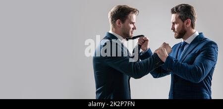 Uomo faccia ritratto, banner con spazio copia. Due uomini d'affari arrabbiati che combattono e discutono su riunione d'affari hanno concorrenza commerciale, leadership. Foto Stock