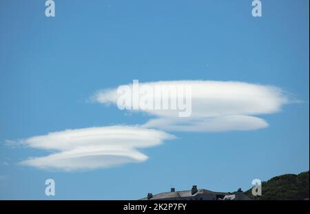 Le nubi lenticolari si formano quando sono modellate in forma di lente o mandorla. Questo è di solito quando una nuvola Alto-cumulo è formata per crescere Foto Stock