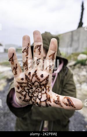 Tatuaggio all'henné sulla mano Foto Stock