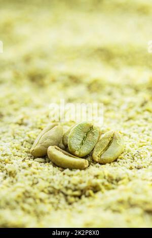 Caffè verde macinato e chicchi di caffè Foto Stock