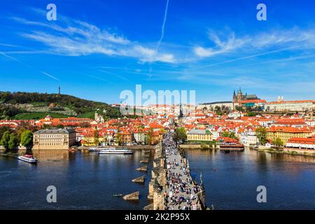 Vista di Mala Strana e del castello di Praga sul fiume Moldava Foto Stock