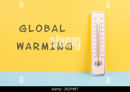 Termometro su sfondo giallo e blu, misurazione della temperatura, previsioni meteorologiche, riscaldamento globale e discussione sull'ambiente, stagione estiva Foto Stock