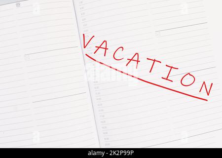 La parola vacanza è in piedi nel calendario, pianificazione per la vacanza, pausa estiva Foto Stock