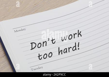 Non lavorare troppo duro promemoria appuntamento agenda aperta a pagina Foto Stock