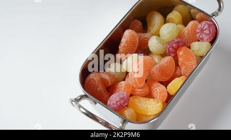 Ðard caramelle di frutta. Primo piano caramelle di frutta colorate e succhiate Foto Stock