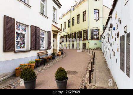 Via Literatai nel centro storico. Vilnius, Lituania 29 aprile 2022 Foto Stock
