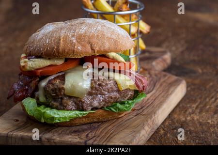 cheeseburger con patatine fritte Foto Stock