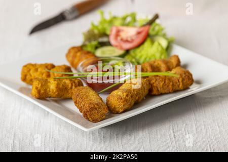 Primo piano di crocchette di purè di patate su una piastra Foto Stock