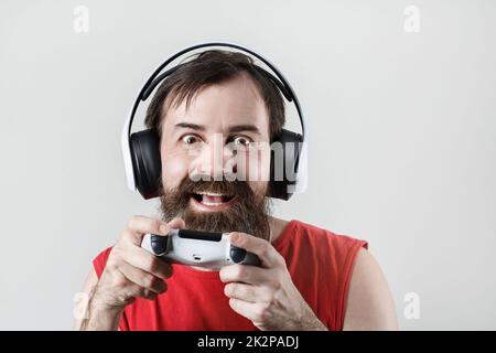 L'uomo gioca ai videogiochi Foto Stock