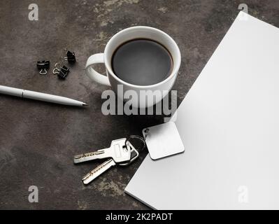 Chiavi, tazza da caffè, cancelleria Foto Stock